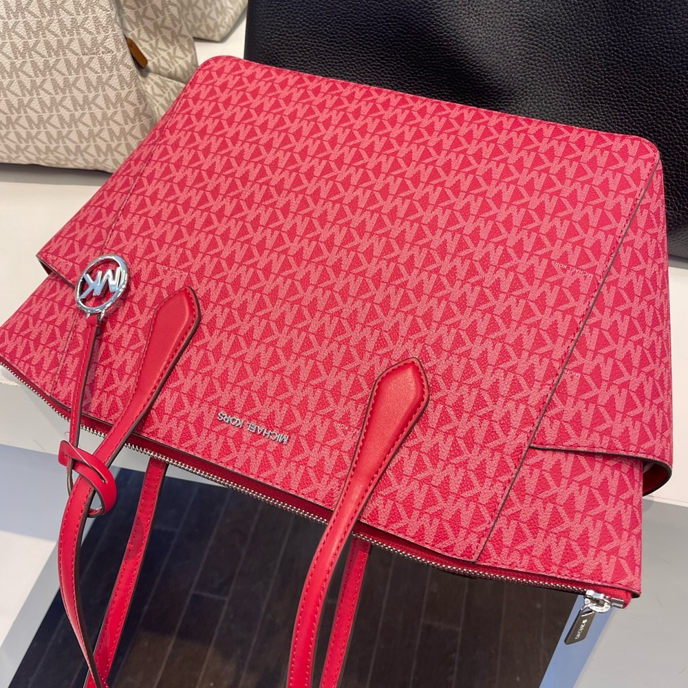 MICHAEL KORS Marilyn Medium Signature Logo Tote Bag
Dark Raspberry
NWT - Picture 6 of 16